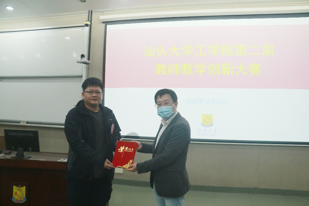 男人站在房间里中度可信度描述已自动生成